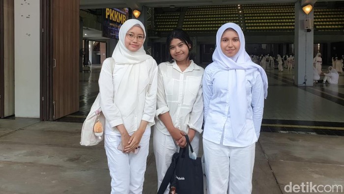 Ghadiz (kiri), Dzakiyah (tengah), Nailah (kanan) berikan kesan di hari pertama PKKMB UI.