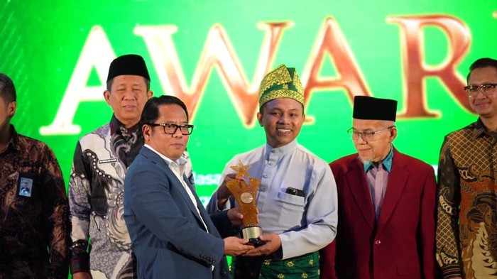 Gubernur Abdul Wahid menerima penghargaan BWI di Jakarta. (Dok Kominfo)