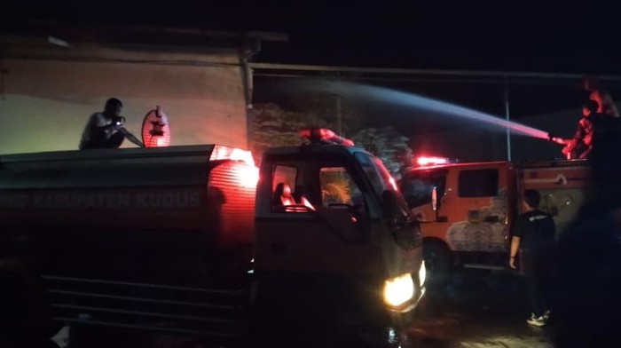 Gudang penyimpanan tembakau di Desa Gondangmanis Kecamatan Bae, Kabupaten Kudus terbakar, Senin (4/8/2025) malam.