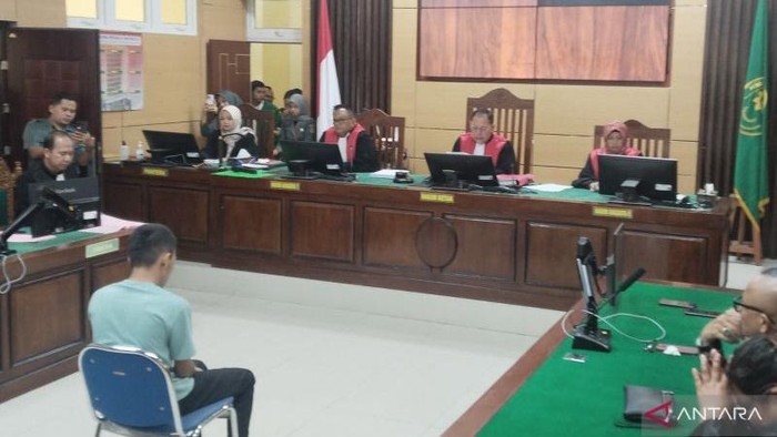 Hakim Ketua Dedi Kuswara membacakan putusan pada Persidangan dengan terdakwa Indra Septiarman dalam kasus dugaan pembunuhan berencana dan pemerkosaan di PN Pariaman, Selasa (5/8/2025). (ANTARA/Aadiaat M. S)