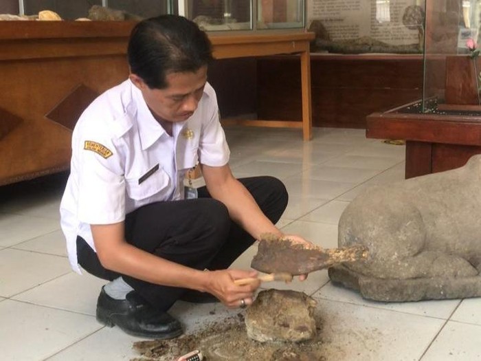 Petugas bidang kebudyaan Blora ketika memeriksa fragmen atau pecahan kecil diduga bagian dari kerbau purba. Foto diunggah Selasa (5/8/2025).