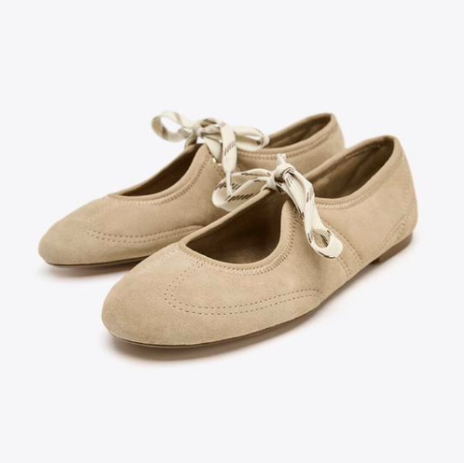 Hybrid Sepatu Sneakers dan Flats yang Lagi Tren