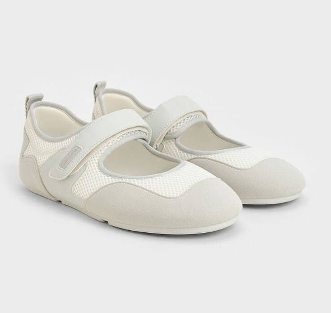 Hybrid Sepatu Sneakers dan Flats yang Lagi Tren