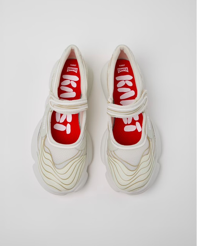 Hybrid Sepatu Sneakers dan Flats yang Lagi Tren