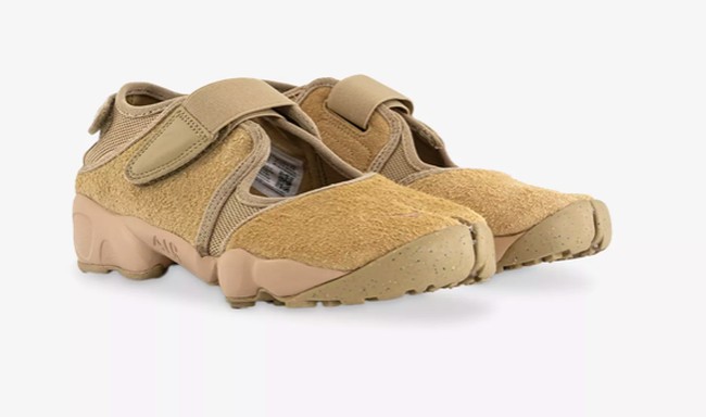 Hybrid Sepatu Sneakers dan Flats yang Lagi Tren