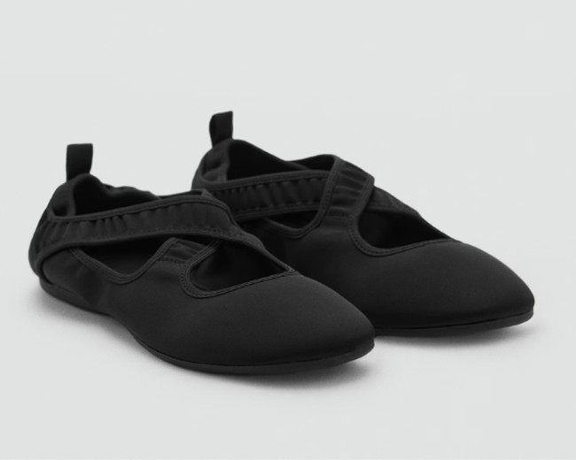 Hybrid Sepatu Sneakers dan Flats yang Lagi Tren