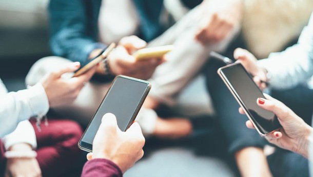 6 Tips Aman Bawa dan Pakai Ponsel Saat Ada Demo Besar