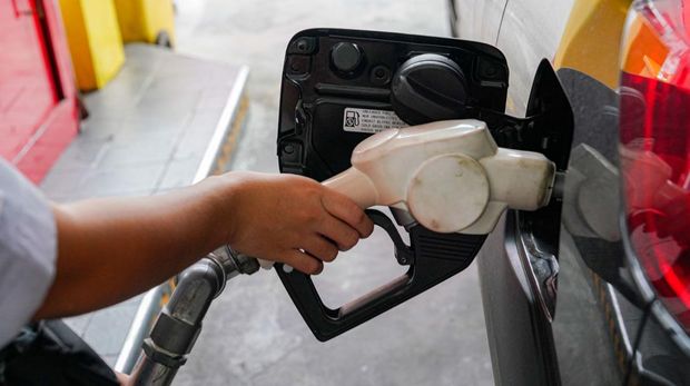 Ilustrasi Pengisian Bensin di SPBU Pertamina Ilustrasi Pengisian Bensin di SPBU Pertamina