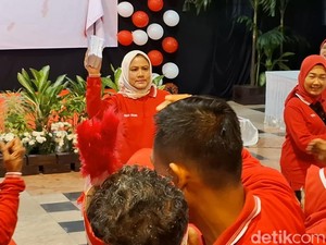 Iriana Jokowi Joget Sambil Nyawer ke Karyawan Saat Lomba Agustusan