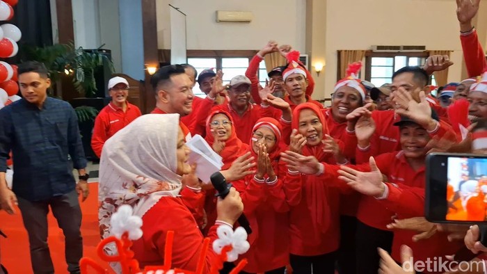Iriana Jokowi bagikan amplop ke karyawan yang mengikuti lomba 17 Agustus di Graha Saba, Selasa (5/8/2025).
