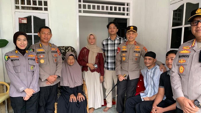 Irjen Hendro Pandowo mengunjungi sejumlah anggota Polri yang sedang sakit.