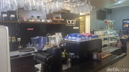 Jaaf Cofee Bar, salah satu cafe di Denpasar yang menyetel lagu-lagu sendiri, Selasa (5/8/2025). (Fabiola Dianira)