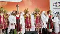 Jakarta World Folklore Festival (JWFF) 2025 yang berlangsung di SMP Al Azhar 1 Jakarta ini adalah bagian dari gelaran JWFF 2025 yang digelar Pemrov DKI Jakarta. JWFF resmi dibuka pada Sabtu (2/8/2025) lalu. Gelaran JWFF 2025 ini berkolaborasi dengan organisasi internasional di bawah naungan UNESCO yang bergerak di bidang festival budaya rakyat, yakni Conseil International des Organisations de Festivals de Folklore et dArt Traditionnels (CIOFF). Foto: (Dokumentasi SMP Islam Al Azhar 1 Jakarta)