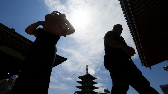 Jepang Panas Ekstrem, Catat Rekor Suhu Tertinggi Sepanjang Sejarah Visitors holding parasols walk along Nakamise street at the Asakusa district, a popular sightseeing spot, as the Japanese government issued a heatstroke alert in Tokyo and other prefectures due to a heatwave, in Tokyo, Japan August 5, 2025. REUTERS/Issei Kato TPX IMAGES OF THE DAY