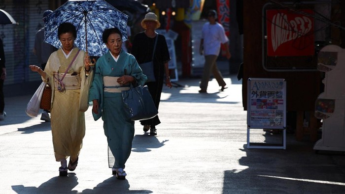 Jepang Panas Ekstrem, Catat Rekor Suhu Tertinggi Sepanjang Sejarah Visitors holding parasols walk along Nakamise street at the Asakusa district, a popular sightseeing spot, as the Japanese government issued a heatstroke alert in Tokyo and other prefectures due to a heatwave, in Tokyo, Japan August 5, 2025. REUTERS/Issei Kato TPX IMAGES OF THE DAY