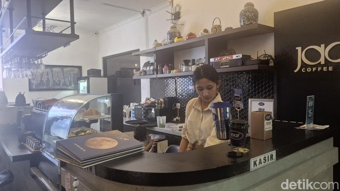 Salah satu kafe di Denpasar, Selasa (5/8/2025). (Fabiola Dianira)