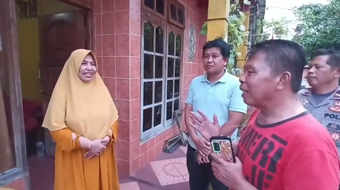 Kapolsek Jais Bintoro (kaos merah) saat bertemu dengan AM