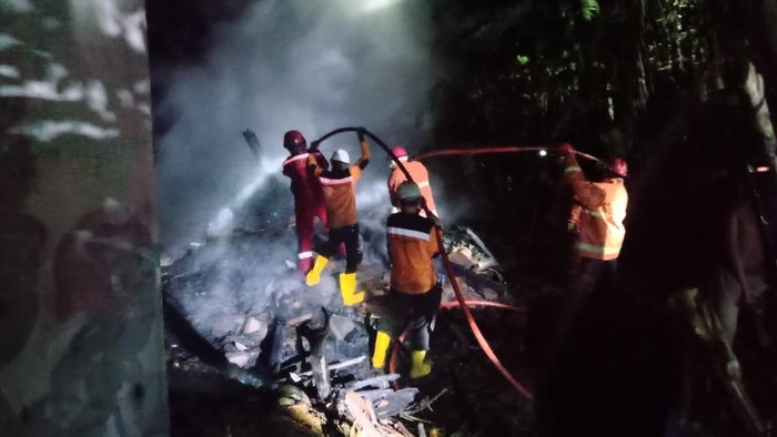 Tim Damkarmat BPBD Kulon Progo saat memadamkan api yang membakar hangus rumah pensiunan guru di Kaliagung, Sentolo, Kulon Progo, Senin (4/8/2025).