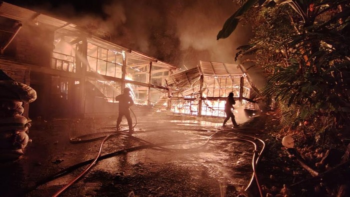 Pemadam kebakaran saat berusaha menjinakkan api yang melahap kandang ayam di Pringsurat, Temanggung, Selasa (5/8/2025).