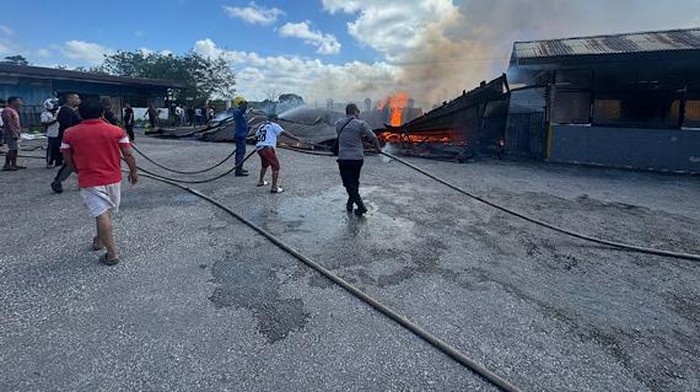 Kebakaran landa bangunan di area Terminal Pasar Omele, Kabupaten Kepulauan Tanimbar.