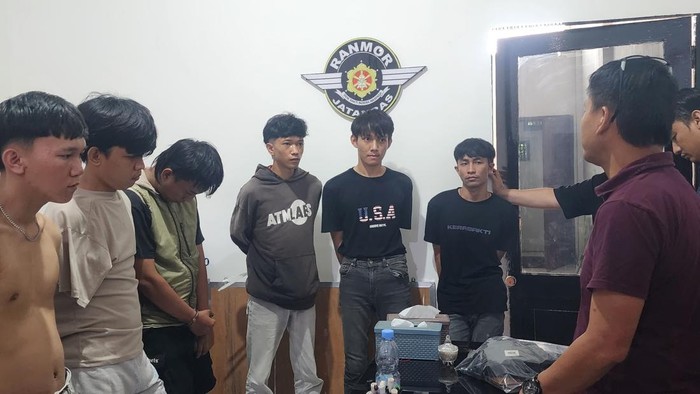 Keenam tersangka komplota perampok X Berani saat diinterogasi polisi.