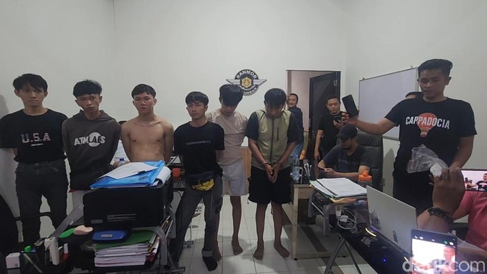Keenam tersangka saat diamankan di Unit 3 Jatanras Polda Sumsel.