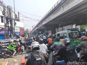Keluh Pengendara Hadapi Macet di Kawasan Cimindi