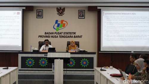 Kepala BPS NTB Wahyudin saat rilis perkembangan ekonomi triwulan II 2025 di kantornya, Selasa (5/8/2025).