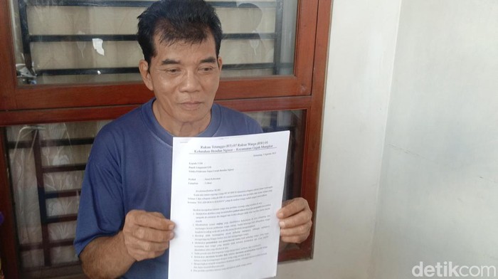 Ketua RT setempat, Sugito, menunjukkan petisi minta Julian Boga Siagian pindah dari kampungnya.