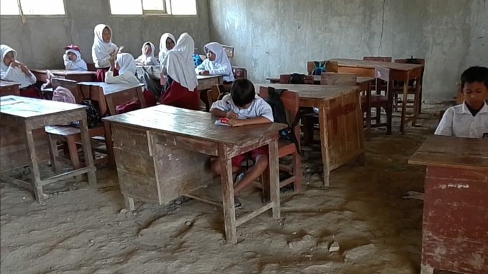 Kondisi ruang kelas SDN di Pandeglang yang hanya beralas tanah (Aris/detikcom)