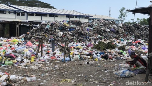 Kondisi sampah menumpuk di di Pasar Gunungsari, Kecamatan Gunung Sari, Lombok Barat, Selasa (5/8/2025). (M. Zahiruddin)