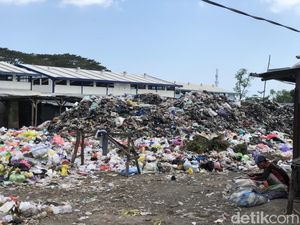 Sampah Menggunung Sebulan di Pasar Gunungsari, Warga Keluhkan Bau Busuk