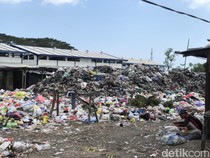 Sampah Menggunung Sebulan di Pasar Gunungsari, Warga Keluhkan Bau Busuk
