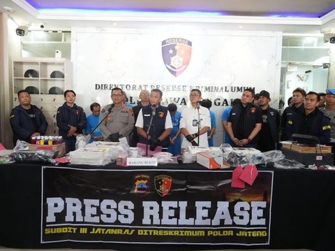 Konferensi pers ungkap kasus sindikat uang palsu di Mako Ditreskrimum Polda Jateng, Semarang, Selasa  (5/8/2025).
