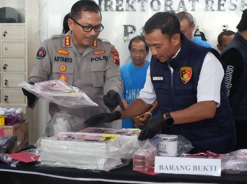 Konferensi pers ungkap kasus sindikat uang palsu di Mako Ditreskrimum Polda Jateng, Semarang, Selasa  (5/8/2025).