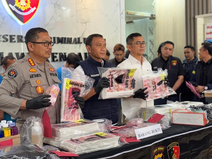 Konferensi pers ungkap kasus sindikat uang palsu di Mako Ditreskrimum Polda Jateng, Semarang, Selasa  (5/8/2025).
