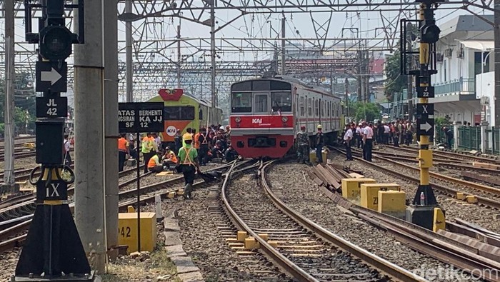 KRL Anjlok di Stasiun Jakarta Kota dievakuasi. (Mulia Budi/detikcom)