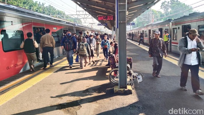KRL Bogor-Jakarta Kota Tertahan di Stasiun Pasar Minggu
