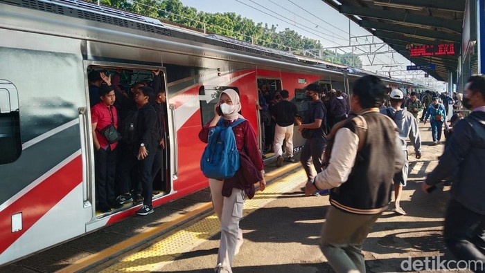 KRL Bogor-Jakarta Kota Tertahan di Stasiun Pasar Minggu