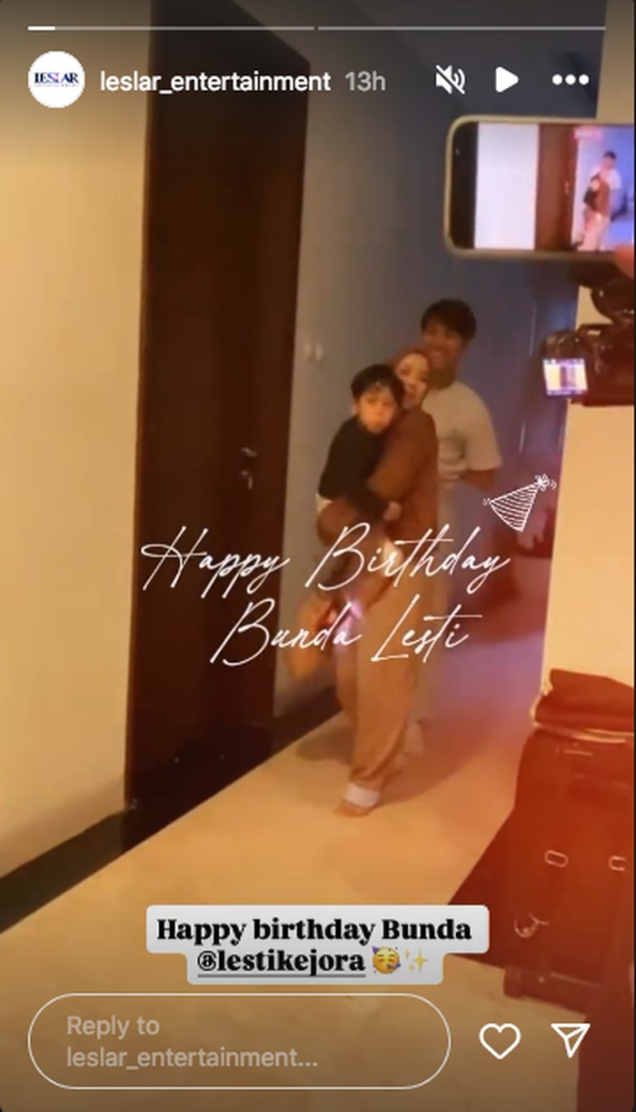 Lesti Kejora Ultah ke-26, Dapat Kejutan Kue hingga Tumpeng Lesti Kejora Ultah ke-26, Dapat Kejutan Kue hingga Tumpeng