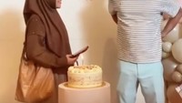 Penyanyi asal Cianjur ini juga sempat memberikan kata-kata sebelum tiup lilin. Tentunya ditemani sang suami. Foto: Instagram @leslar_entertaiment