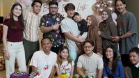 Ini momen manis Lesti bersama teman-teman terdekat dan suaminya. Mereka berpose di depan kue sampai nasi tumpeng.  Foto: Instagram @leslar_entertaiment