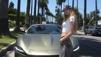 Gaya Lisa BLACKPINK saat Break dari Tur, Crop Top & Baggy Jeans Jadi Andalan