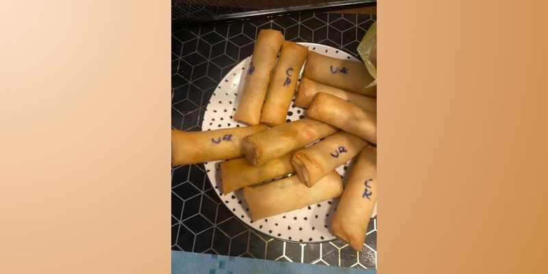 Duh! Pembeli Curiga Lumpia Pesanannya Ditulisi Pakai Spidol