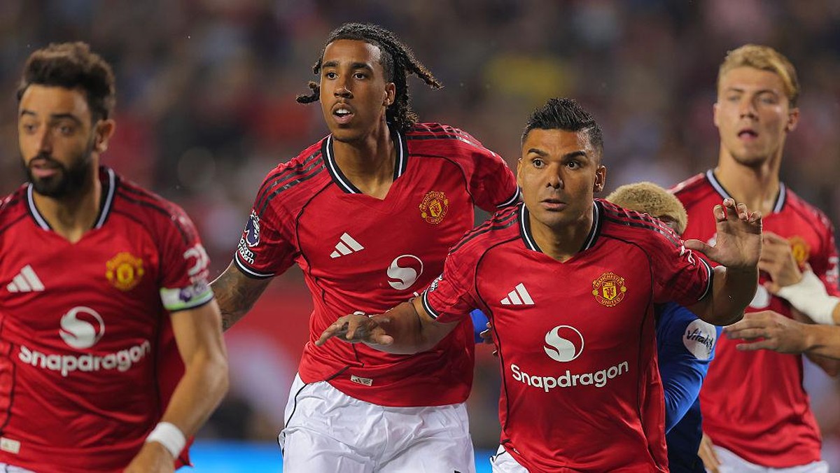 Leny Yoro (kedua dari kiri) bersama Bruno Fernandes (kiri), Casemiro, dan Rasmus Hojlund (kanan). Foto: Icon Sportswire via Getty Images/Icon Sportswire