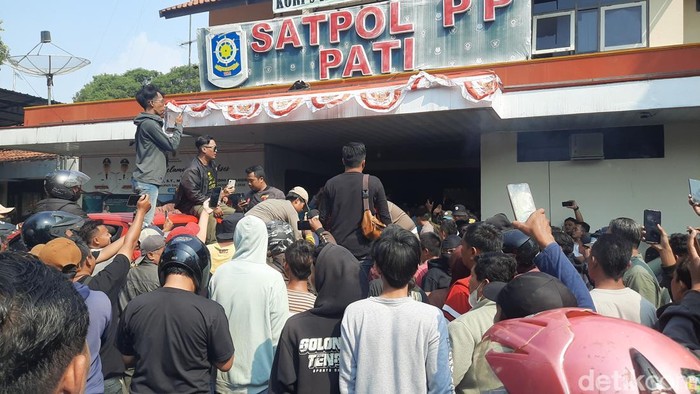 Massa melakukan aksi di depan kantor Satpol PP Pati, buntut penyitaan donasi, Selasa (5/8/2025).