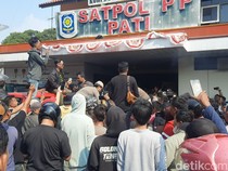 Massa Geruduk Kantor Satpol PP Pati Buntut Penyitaan Donasi