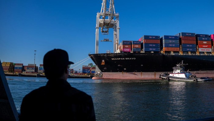 Melihat Kesibukan Pelabuhan Oakland di California Kesibukan Pelabuhan Oakland jadi latar perjalanan penumpang feri. Pelabuhan ini merupakan simpul penting lalu lintas logistik di California.