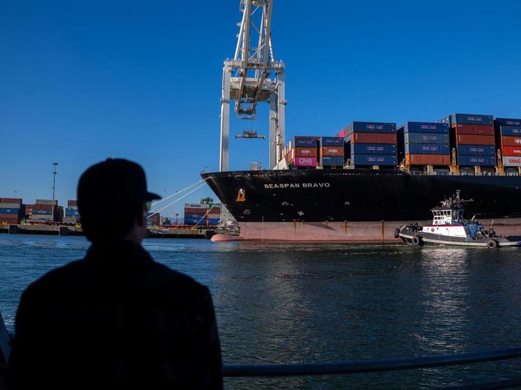 Melihat Kesibukan Pelabuhan Oakland di California