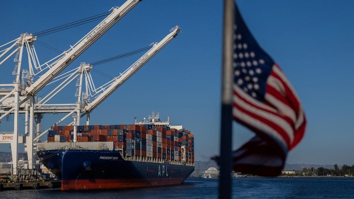 Melihat Kesibukan Pelabuhan Oakland di California Kesibukan Pelabuhan Oakland jadi latar perjalanan penumpang feri. Pelabuhan ini merupakan simpul penting lalu lintas logistik di California.